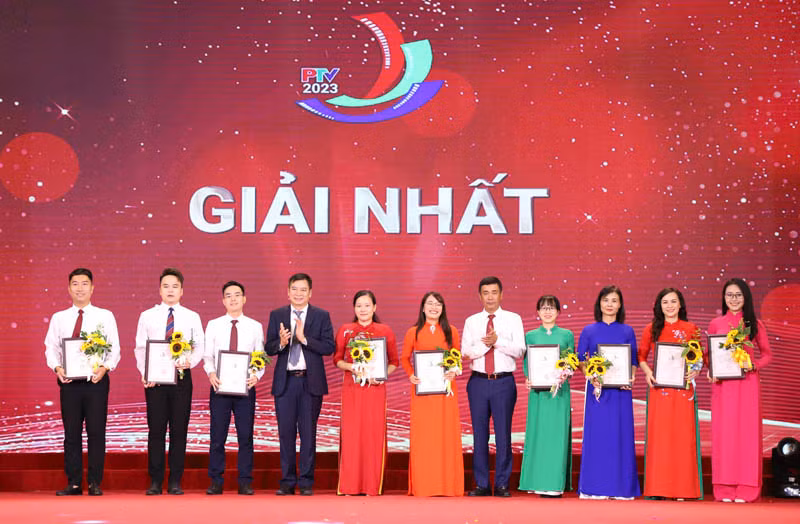Ban Tổ chức trao giải Nhất cho các tác giả đạt giải tại Liên hoan Phát thanh và Truyền hình tỉnh Phú Thọ.