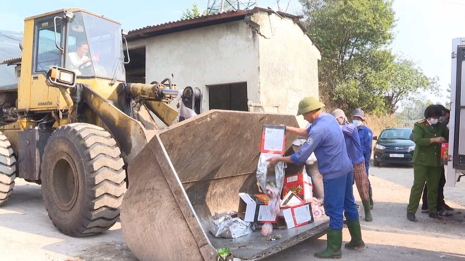 Lực lượng chức năng tỉnh Phú Thọ tiến hành tiêu hủy số thực phẩm trên. Lực lượng chức năng tỉnh Phú Thọ tiến hành tiêu hủy số thực phẩm trên.