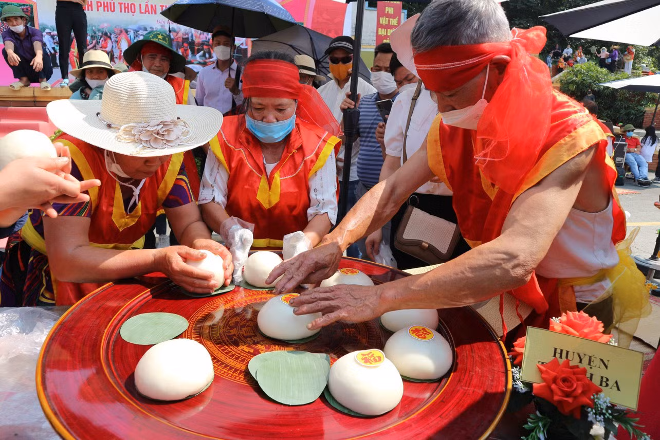 Hội thi gói, nấu bánh chưng, giã bánh dày được tổ chức hằng năm tại Lễ hội Đền Hùng. Hội thi gói, nấu bánh chưng, giã bánh dày được tổ chức hằng năm tại Lễ hội Đền Hùng.