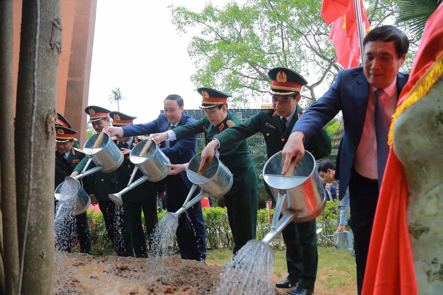 Các đại biểu trồng cây lưu niệm tại Khu di tích lịch sử Đền Hùng.