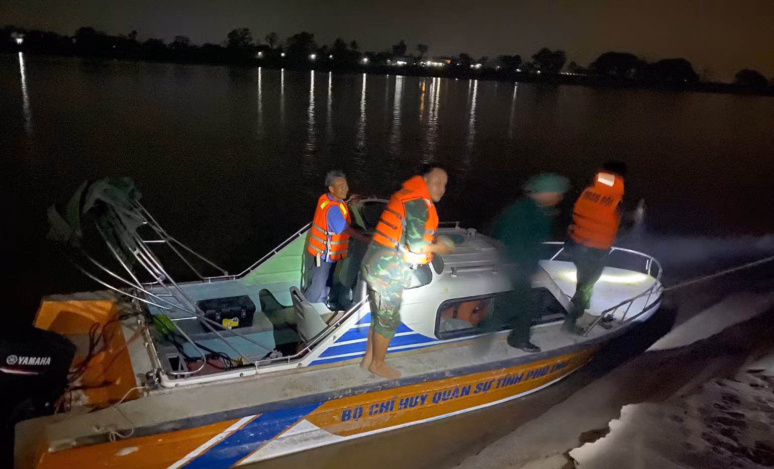 Các đơn vị tìm kiếm cứu nạn tìm kiếm cả ban đêm, lùng sục trên tất cả dòng sông với bán kính hơn 10km. Các đơn vị tìm kiếm cứu nạn tìm kiếm cả ban đêm, lùng sục trên tất cả dòng sông với bán kính hơn 10km.