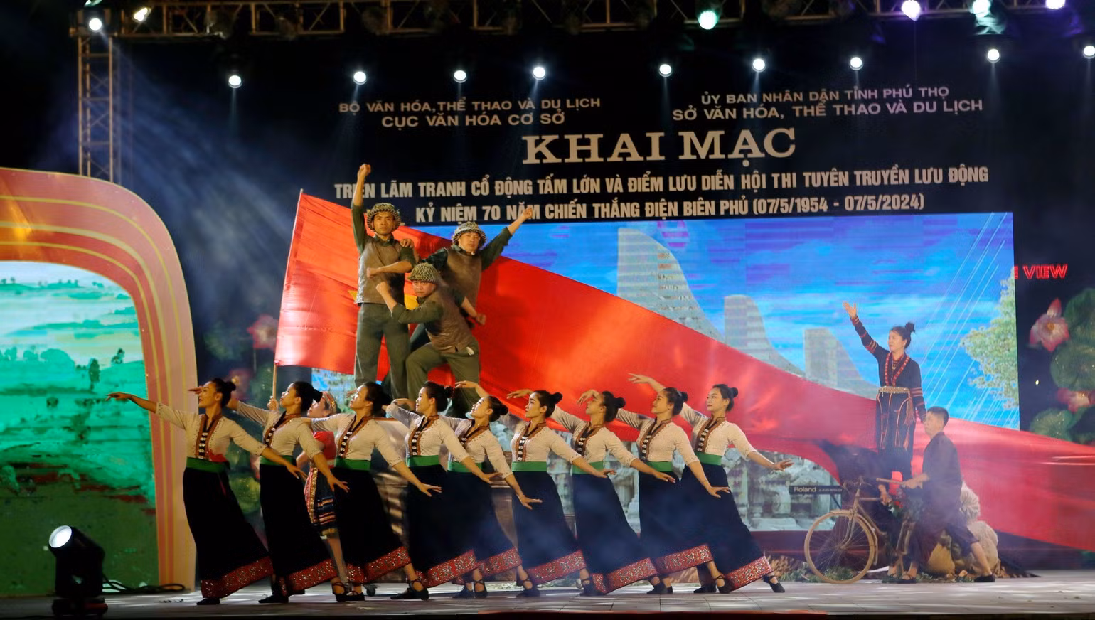 Liên khúc Phú Thọ-Điện Biên vang khúc tự hào do đội tuyên truyền lưu động tỉnh Phú Thọ biểu diễn.