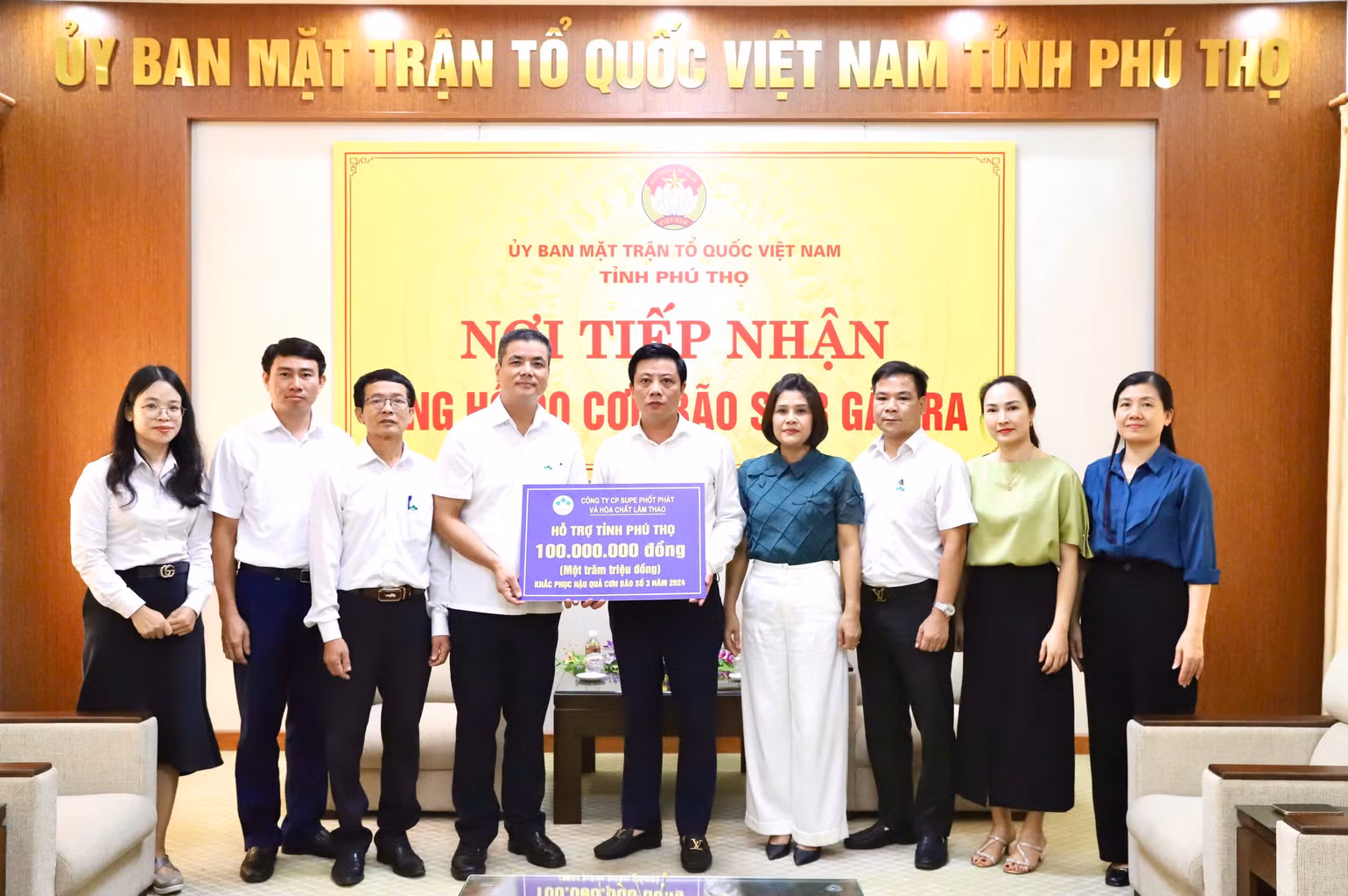Lãnh đạo Công ty cổ phần Supe phốt phát và Hóa chất Lâm Thao trao tiền ủng hộ cho Ủy ban Mặt trận Tổ quốc tỉnh Phú Thọ. Lãnh đạo Công ty cổ phần Supe phốt phát và Hóa chất Lâm Thao trao tiền ủng hộ cho Ủy ban Mặt trận Tổ quốc tỉnh Phú Thọ.