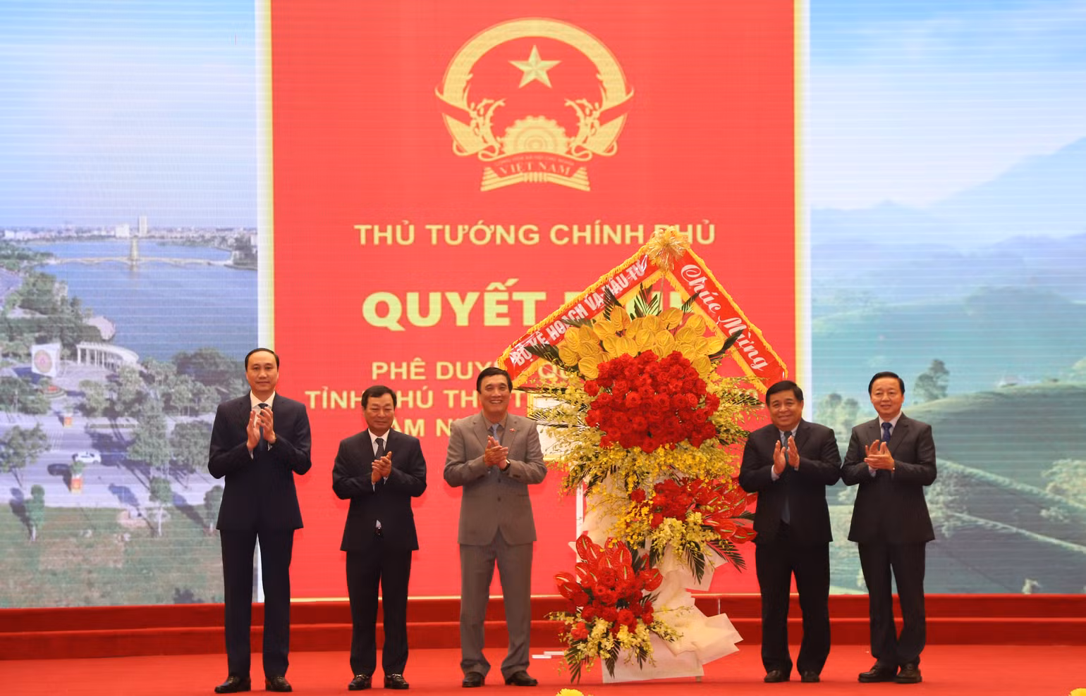 Phó Thủ tướng Trần Hồng Hà và Bộ trưởng Kế hoạch và Đầu tư Nguyễn Chí Dũng tặng hoa chúc mừng Đảng bộ và nhân dân tỉnh Phú Thọ.