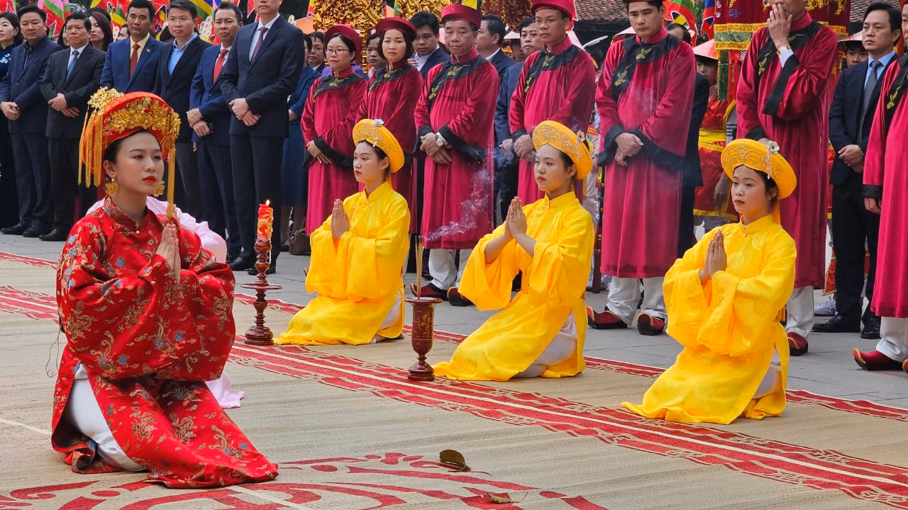 Phần Tế nữ quan do các cô gái thanh tân thực hiện lễ tế Tổ Mẫu Âu Cơ theo nghi thức truyền thống. Phần Tế nữ quan do các cô gái thanh tân thực hiện lễ tế Tổ Mẫu Âu Cơ theo nghi thức truyền thống.