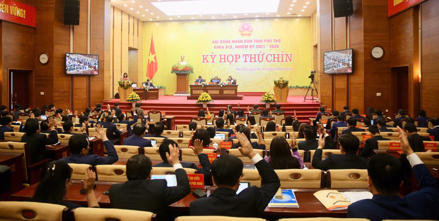 Các đại biểu Hội đồng nhân dân tỉnh biểu quyết thông qua 38 nghị quyết về phát triển kinh tế-xã hội.