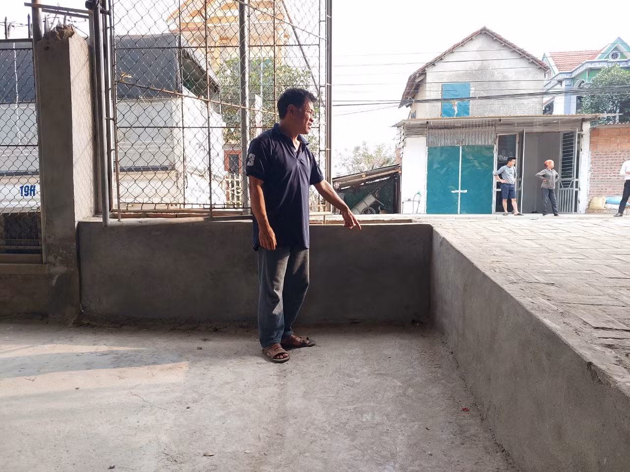 Nền nhà của nhiều hộ dân thấp hơn gần 1m so với tuyến đường mới khiến việc đi lại khó khăn.