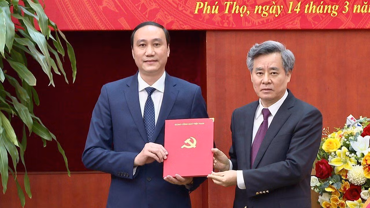Đồng chí Nguyễn Quang Dương trao Quyết định của Ban Bí thư cho đồng chí Phùng Khánh Tài.