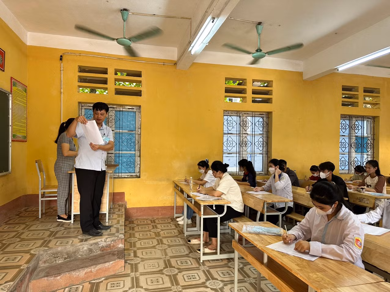 Tại các hội đồng thi, thí sinh được cán bộ coi thi hướng dẫn đầy đủ về quy chế thi.