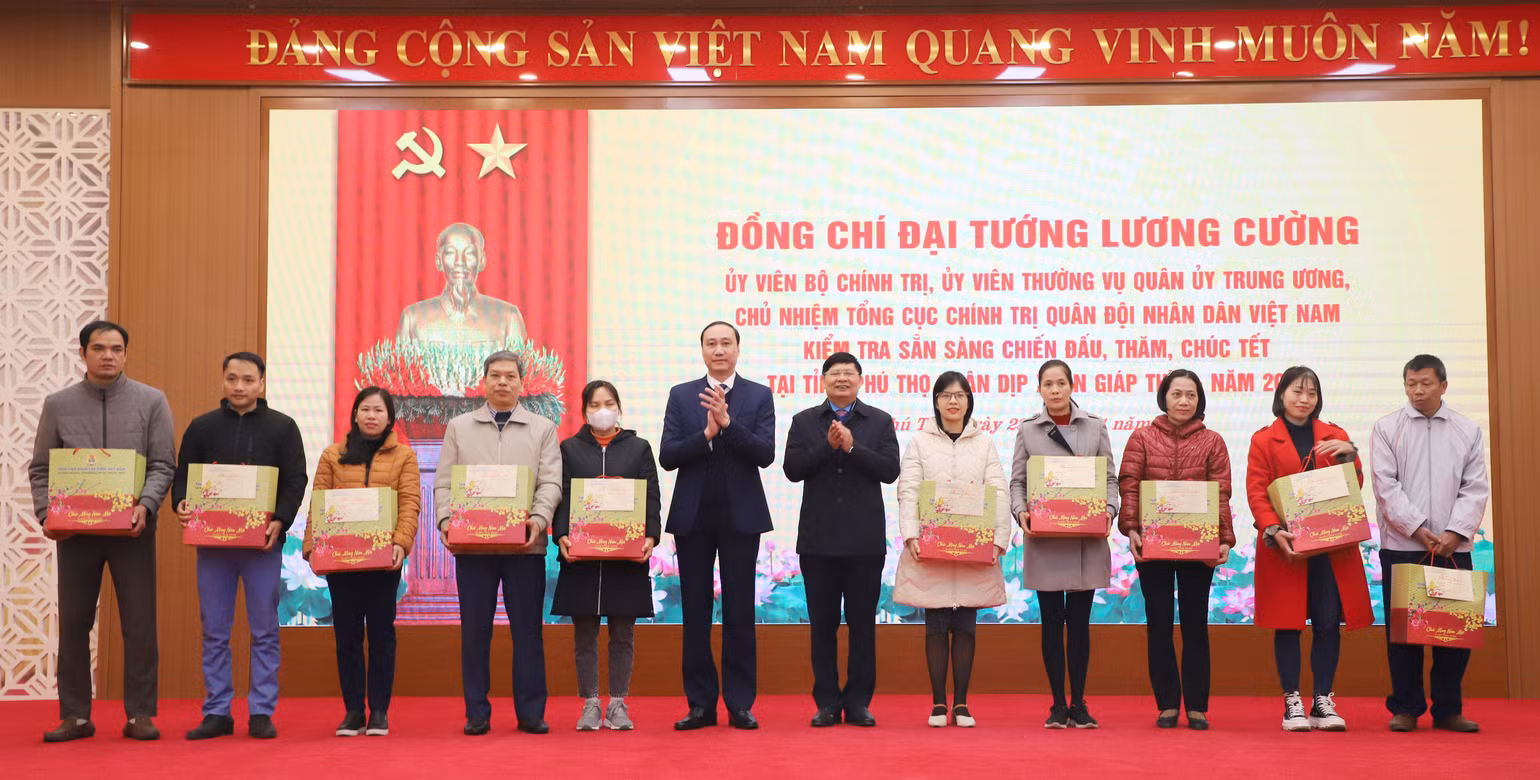 Lãnh đạo tỉnh Phú Thọ và Tổng Liên đoàn Lao động Việt Nam tặng quà cho người lao động có hoàn cảnh khó khăn. Lãnh đạo tỉnh Phú Thọ và Tổng Liên đoàn Lao động Việt Nam tặng quà cho người lao động có hoàn cảnh khó khăn.