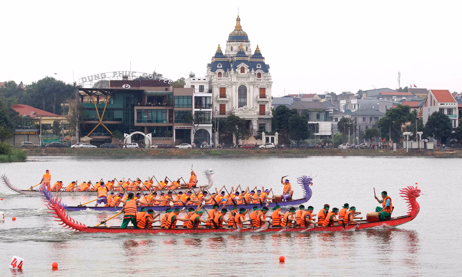 Các đội ganh đua quyết liệt.