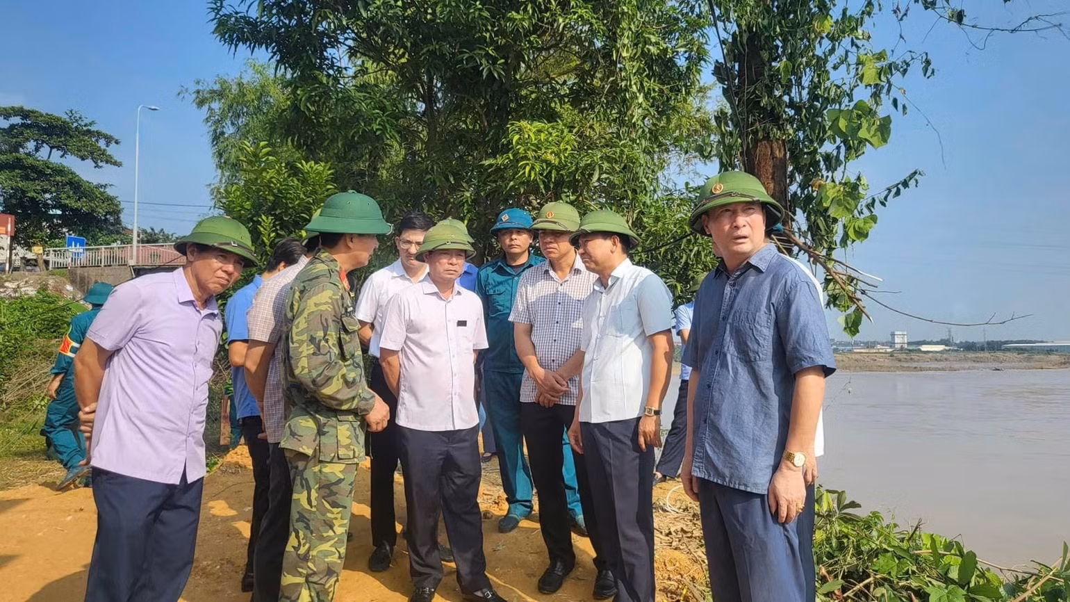 Chủ tịch Ủy ban nhân dân tỉnh Phú Thọ Bùi Văn Quang trực tiếp kiểm tra đôn đốc các đơn vị chức năng đẩy nhanh tiến độ trục vớt cầu, phương tiện và tìm kiếm nạn nhân mất tích. Chủ tịch Ủy ban nhân dân tỉnh Phú Thọ Bùi Văn Quang trực tiếp kiểm tra đôn đốc các đơn vị chức năng đẩy nhanh tiến độ trục vớt cầu, phương tiện và tìm kiếm nạn nhân mất tích.