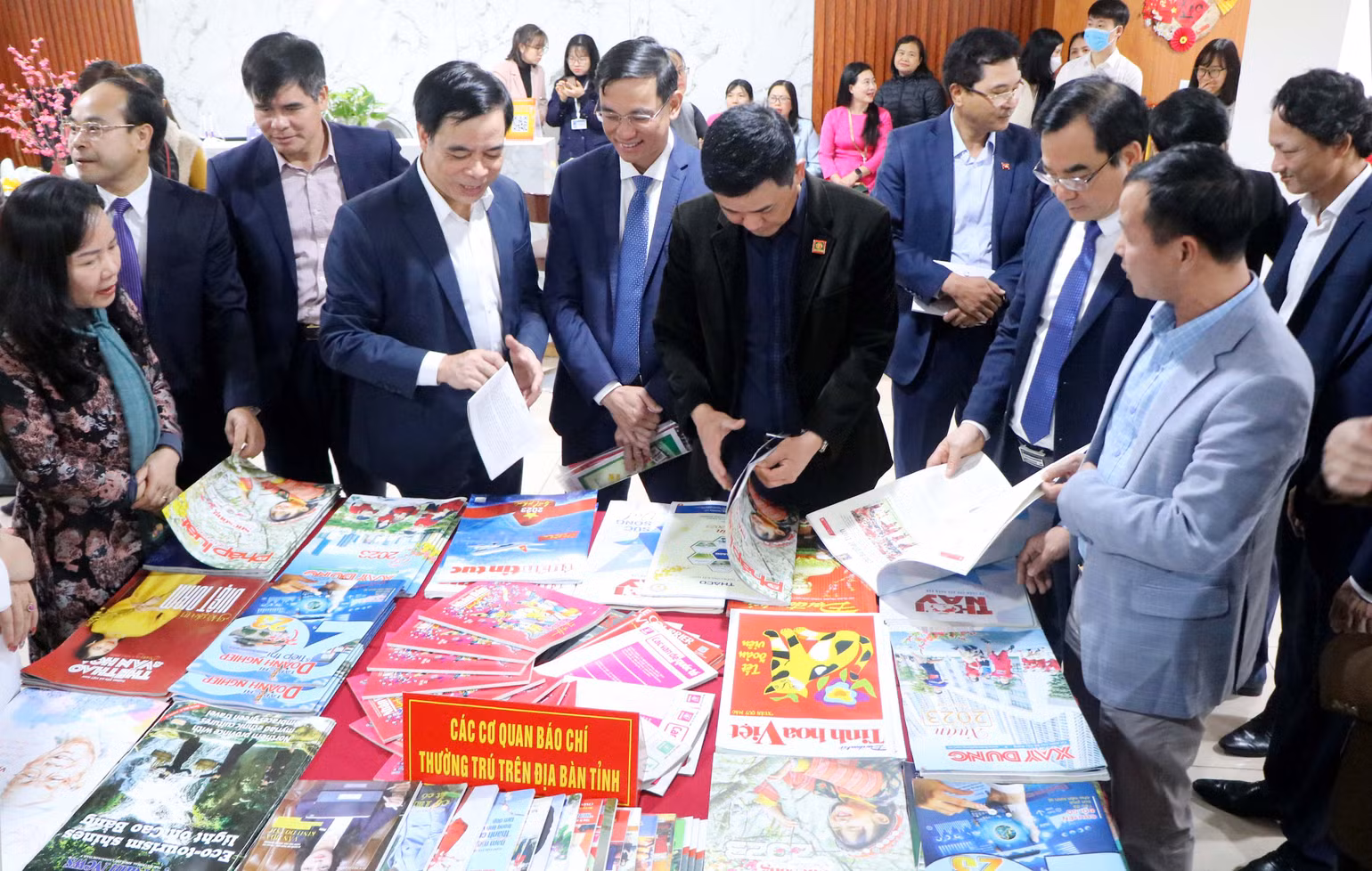 Các đại biểu tham quan gian trưng bày của các cơ quan báo chí Trung ương thường trú tại Phú Thọ.
