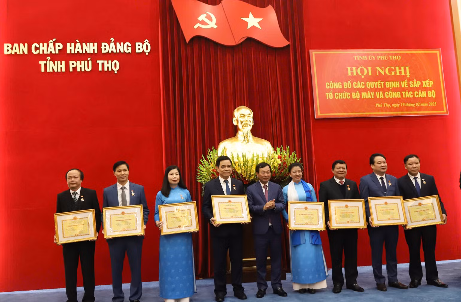 Chủ tịch Ủy ban nhân dân tỉnh Phú Thọ Bùi Văn Quang trao tặng Kỷ niệm chương Hùng Vương, phần thưởng cao quý của tỉnh cho tám cán bộ có nhiều đóng góp cho sự phát triển của tỉnh. Chủ tịch Ủy ban nhân dân tỉnh Phú Thọ Bùi Văn Quang trao tặng Kỷ niệm chương Hùng Vương, phần thưởng cao quý của tỉnh cho tám cán bộ có nhiều đóng góp cho sự phát triển của tỉnh.