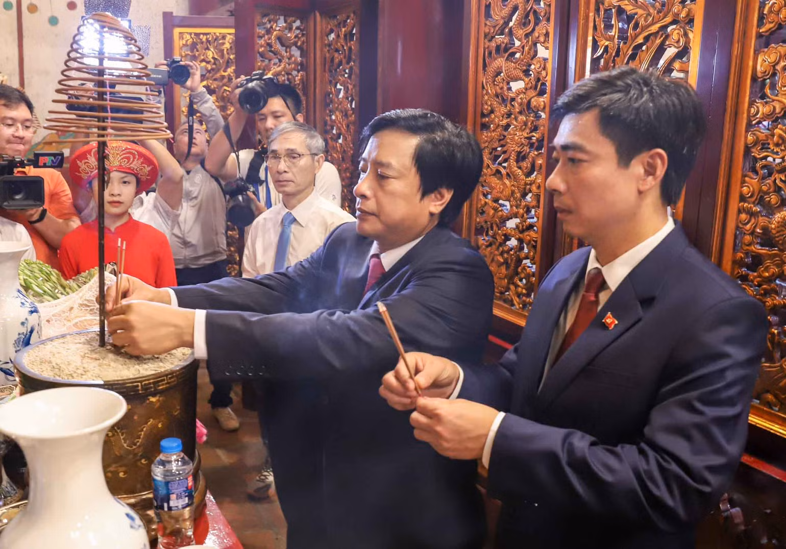 Lãnh đạo thành phố Việt Trì dâng hương tưởng niệm các Vua Hùng.