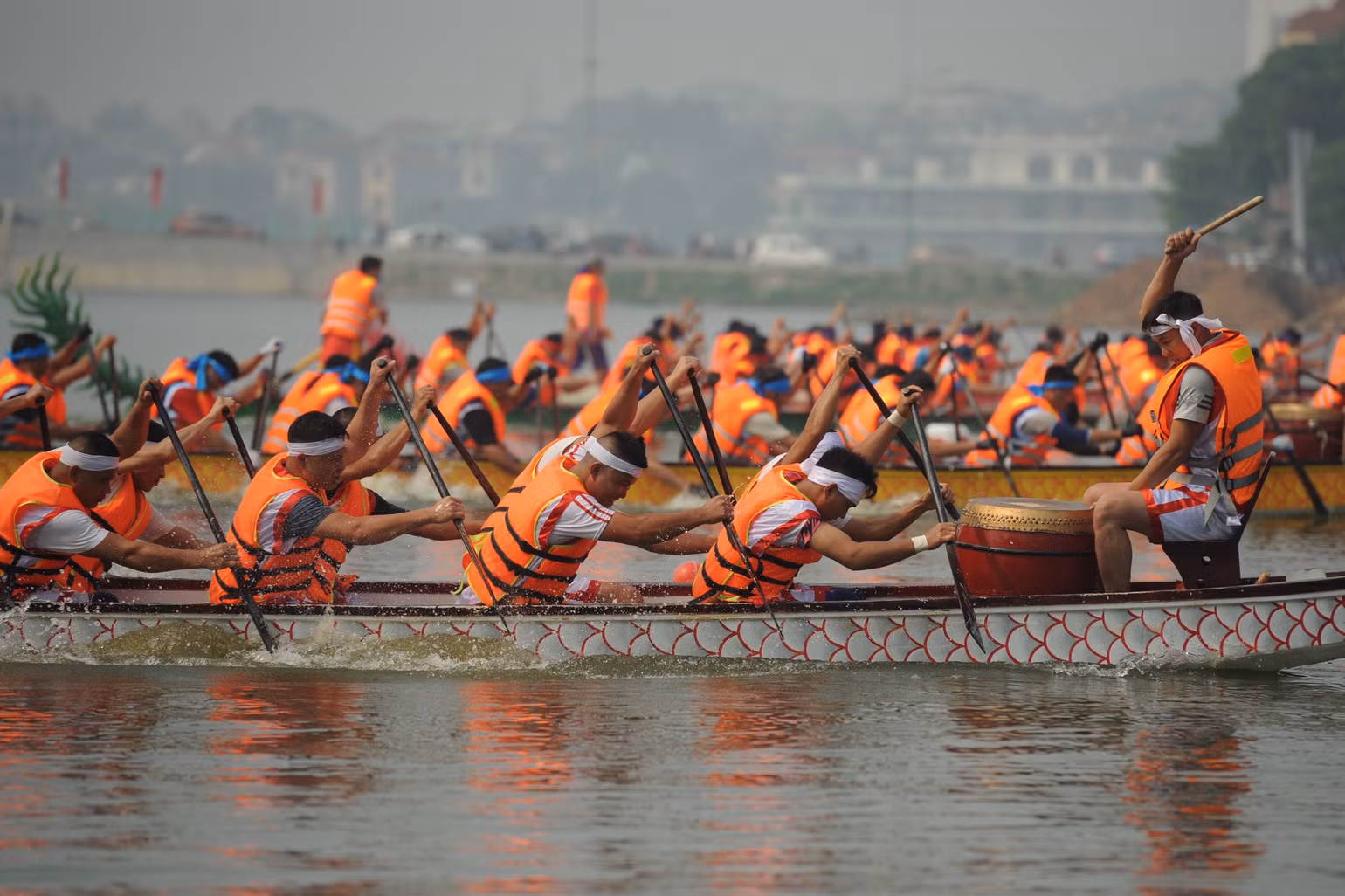 Thi bơi chải trên hồ công viên Văn Lang luôn thu hút đông đảo du khách tham dự. Thi bơi chải trên hồ công viên Văn Lang luôn thu hút đông đảo du khách tham dự.