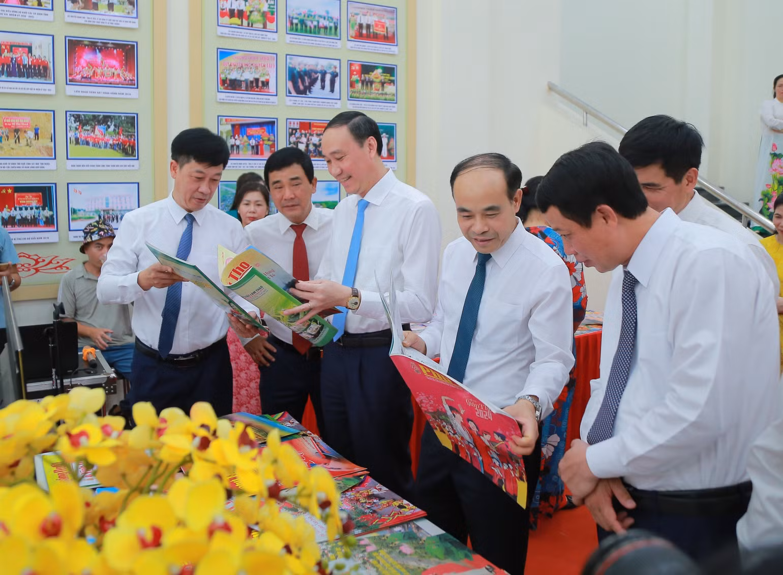 ...và tham quan các gian trưng bày tại Hội báo.