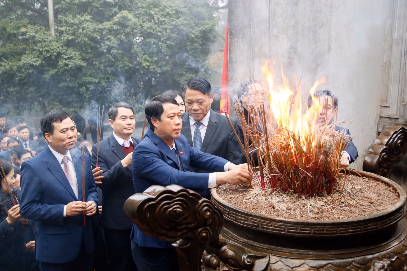 Các đại biểu làm lễ dâng hương tưởng niệm các Vua Hùng. Các đại biểu làm lễ dâng hương tưởng niệm các Vua Hùng.