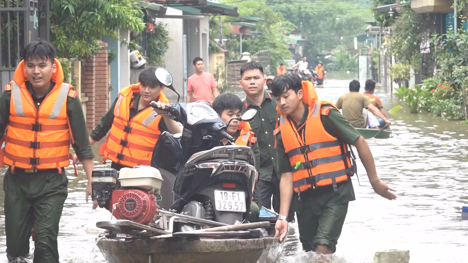 Lực lượng vũ trang giúp người dân xã Hiền Lương, huyện Hạ Hòa di chuyển tài sản cho nhân dân. Lực lượng vũ trang giúp người dân xã Hiền Lương, huyện Hạ Hòa di chuyển tài sản cho nhân dân.