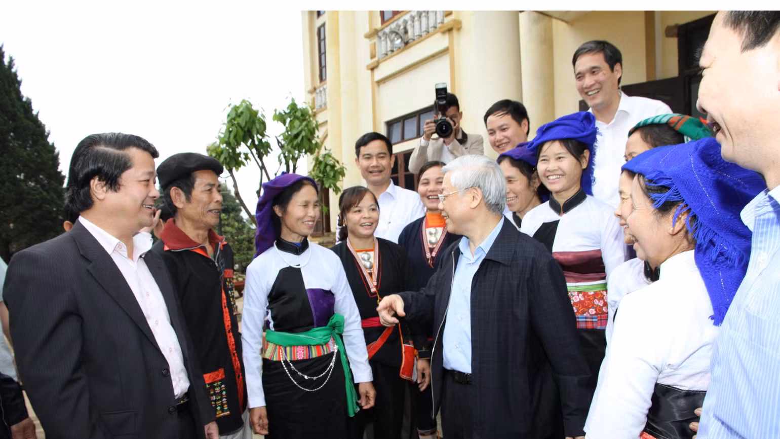 Tổng Bí thư ân cần thăm hỏi bà con các dân tộc xã Võ Miếu, huyện Thanh Sơn. Tổng Bí thư ân cần thăm hỏi bà con các dân tộc xã Võ Miếu, huyện Thanh Sơn.