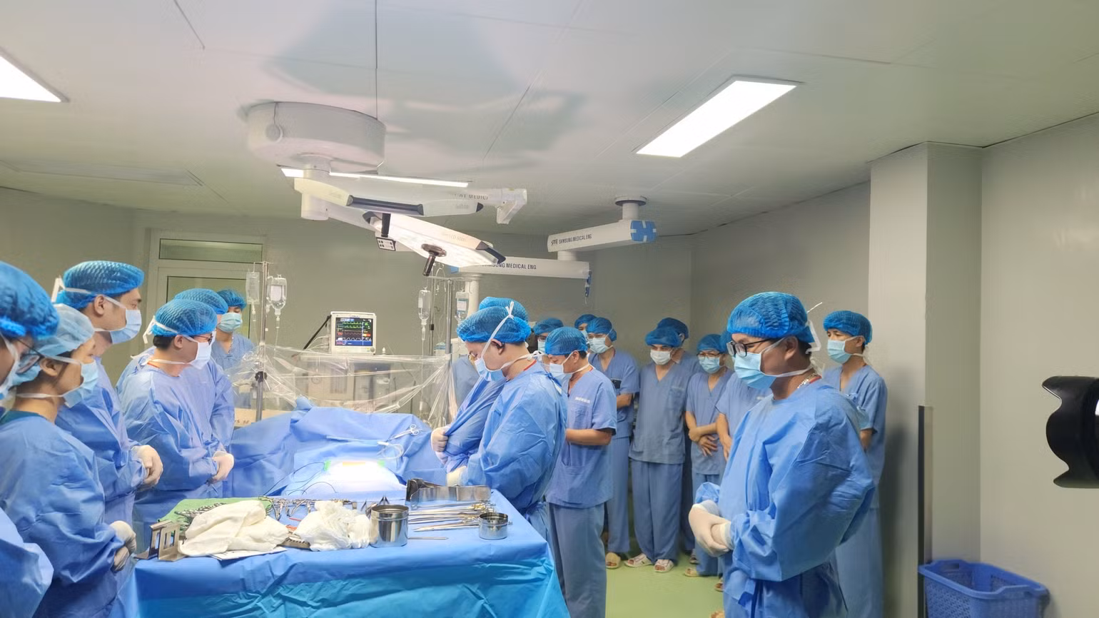Các y, bác sĩ dành một phút mặc niệm đối với người hiến tạng.