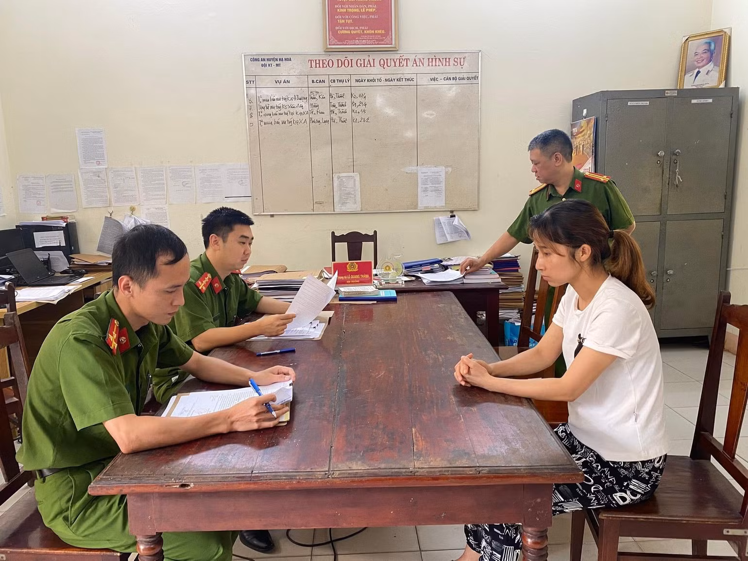 Vũ Thị Yến Chi làm việc với cơ quan cảnh sát điều tra. Vũ Thị Yến Chi làm việc với cơ quan cảnh sát điều tra.
