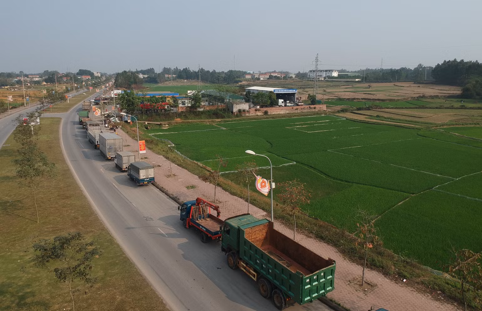 Tình trạng quá tải cũng xảy ra tại Trung tâm đăng kiểm xe cơ giới 1908D khu 7, xã Phượng Lâu, thành phố Việt Trì. Tình trạng quá tải cũng xảy ra tại Trung tâm đăng kiểm xe cơ giới 1908D khu 7, xã Phượng Lâu, thành phố Việt Trì.
