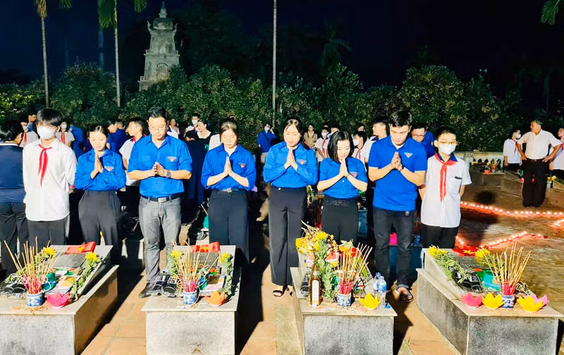 Đoàn thanh niên phường Dữu Lâu, thành phố Việt Trì thắp nến tri ân các anh hùng liệt sĩ.