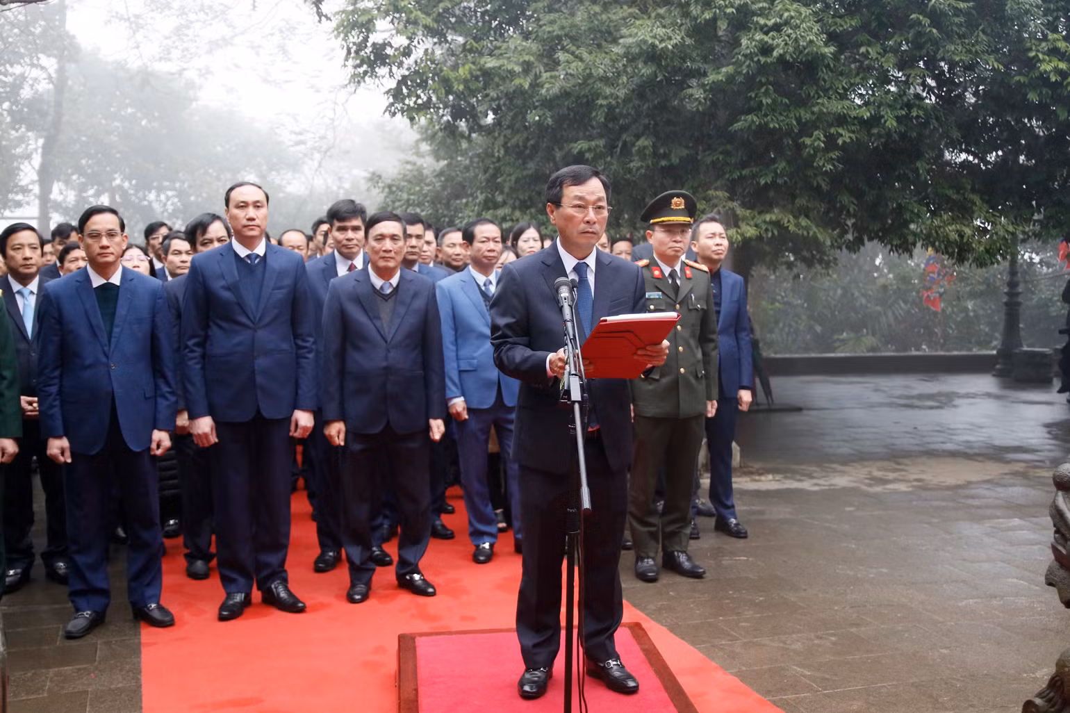Chủ tịch Ủy ban nhân dân tỉnh Phú Thọ Bùi Văn Quang kính cáo anh linh các vua Hùng về những thành tựu mà nước ta đạt được trong năm vừa qua. Chủ tịch Ủy ban nhân dân tỉnh Phú Thọ Bùi Văn Quang kính cáo anh linh các vua Hùng về những thành tựu mà nước ta đạt được trong năm vừa qua.