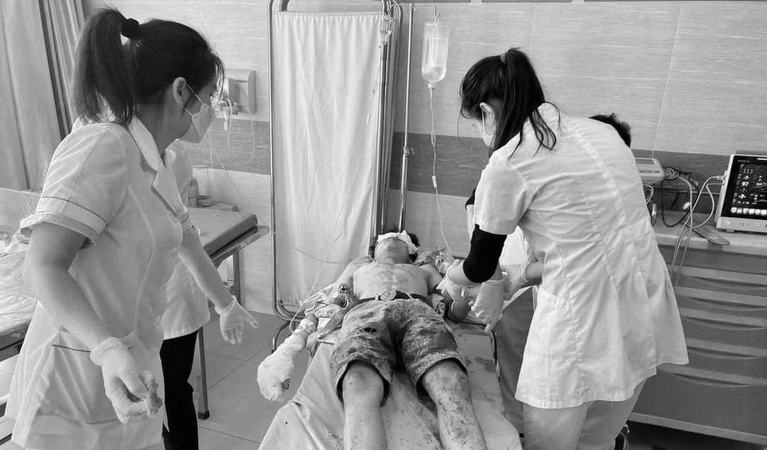 Các y, bác sĩ Trung tâm Y tế huyện Thanh Sơn cấp cứu bệnh nhân bị tai nạn do pháo tự chế. Các y, bác sĩ Trung tâm Y tế huyện Thanh Sơn cấp cứu bệnh nhân bị tai nạn do pháo tự chế.