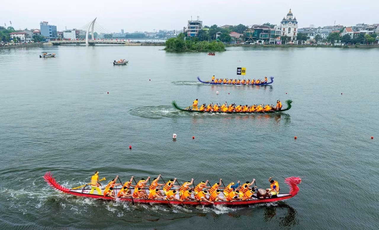 Các đội chải trên đường đua.
