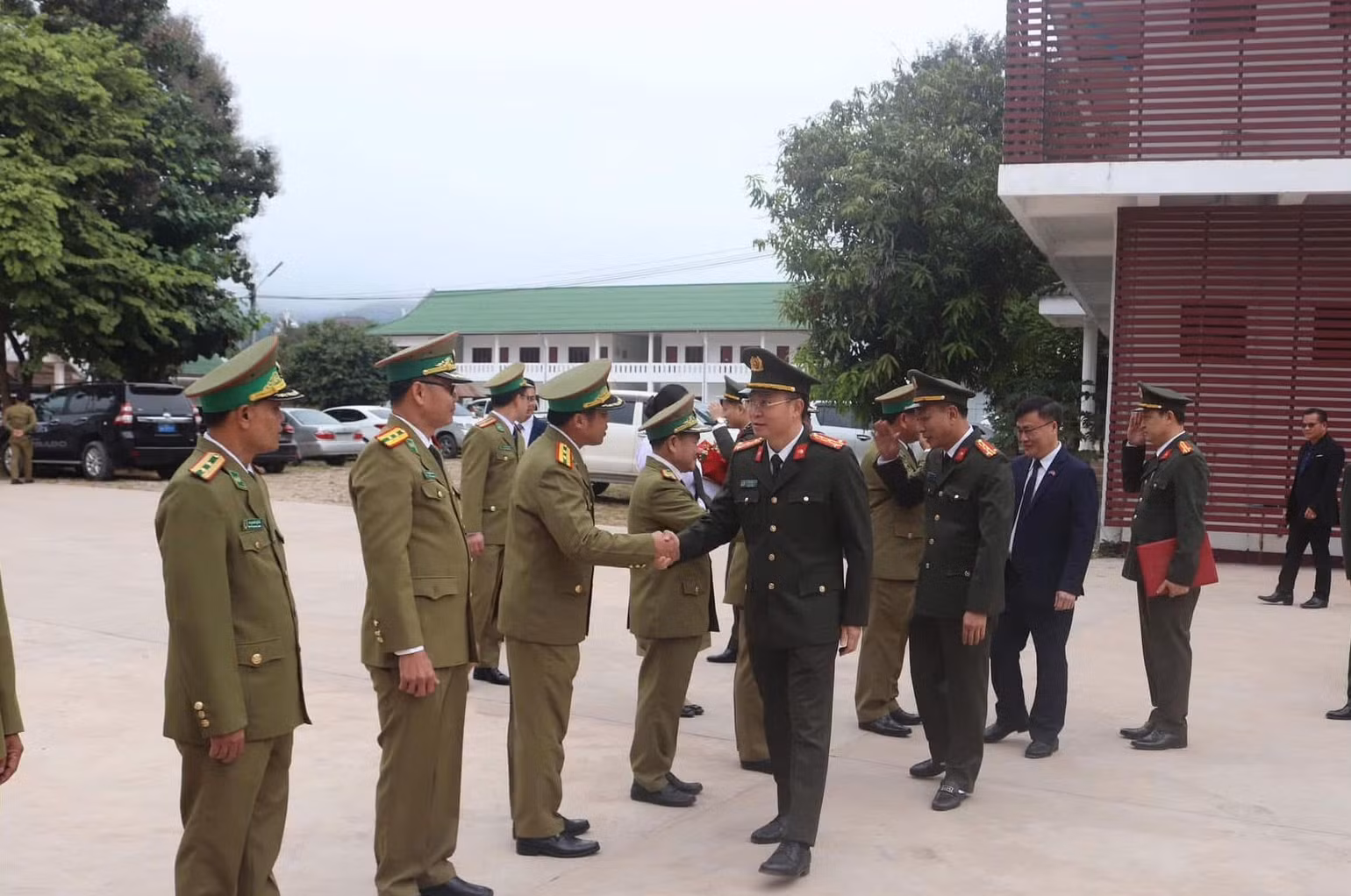 Đoàn Công an tỉnh Phú thọ thăm các đơn vị Công an tỉnh Luông Nặm Thà.