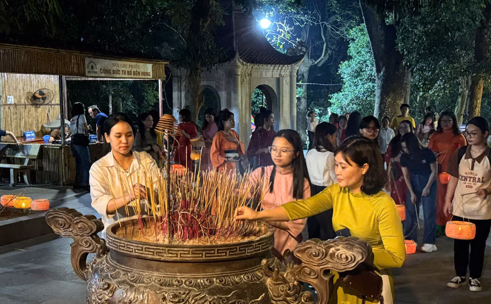 Du khách dâng hương trong không khí trang nghiêm, tĩnh mịch tại Đền Hùng khi về đêm. Du khách dâng hương trong không khí trang nghiêm, tĩnh mịch tại Đền Hùng khi về đêm.