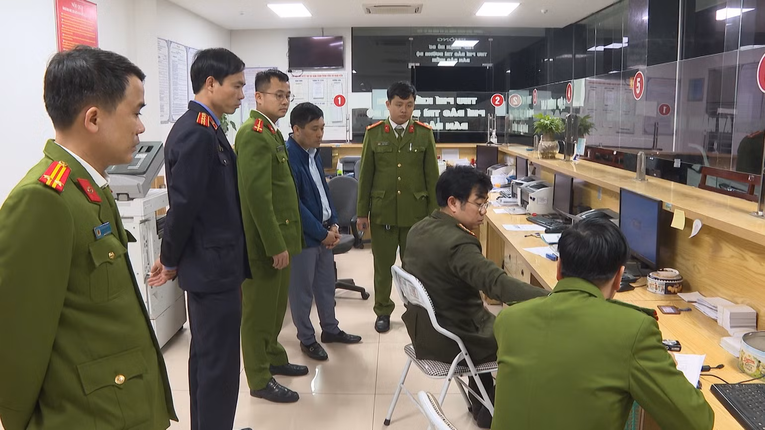 Cơ quan chức năng khám xét nơi làm việc của Trung tâm đăng kiểm xe cơ giới số 19-01V.