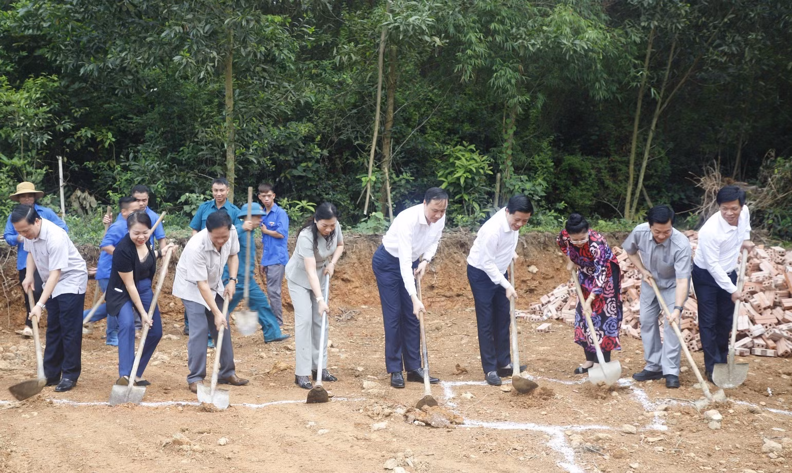 Lãnh đạo tỉnh Phú Thọ khởi công xây dựng nhà Đại đoàn kết cho gia đình bà Phan Thị Đền ở khu An Lạc, xã Đồng Lạc, huyện Yên Lập. Lãnh đạo tỉnh Phú Thọ khởi công xây dựng nhà Đại đoàn kết cho gia đình bà Phan Thị Đền ở khu An Lạc, xã Đồng Lạc, huyện Yên Lập.