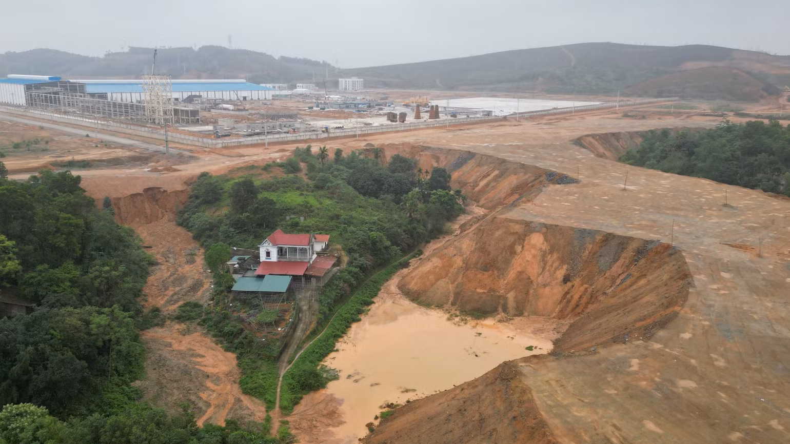 Do khó khăn trong công tác giải phóng mặt bằng nên Khu công nghiệp Cẩm Khê bị chậm tiến độ xây dựng. Do khó khăn trong công tác giải phóng mặt bằng nên Khu công nghiệp Cẩm Khê bị chậm tiến độ xây dựng.