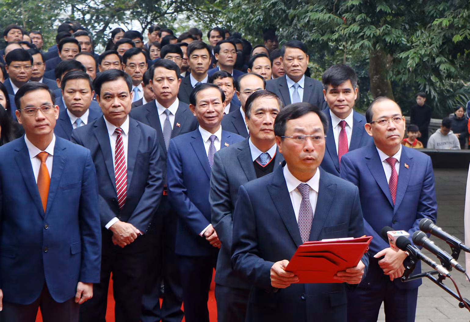 Chủ tịch Ủy ban nhân dân tỉnh Phú Thọ kính cáo về những thành tích đạt được trước anh linh các Vua Hùng.