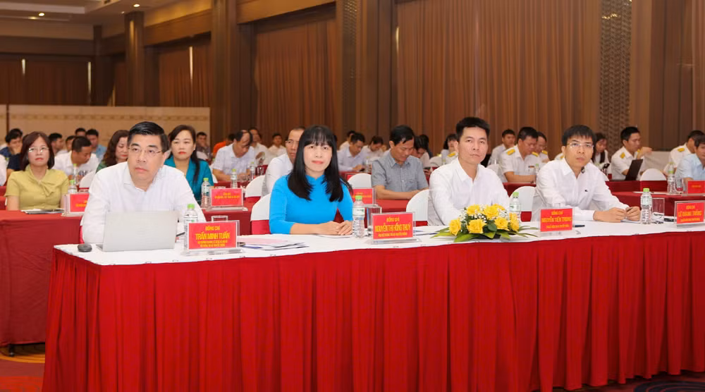 Các đại biểu tham dự hội thảo.