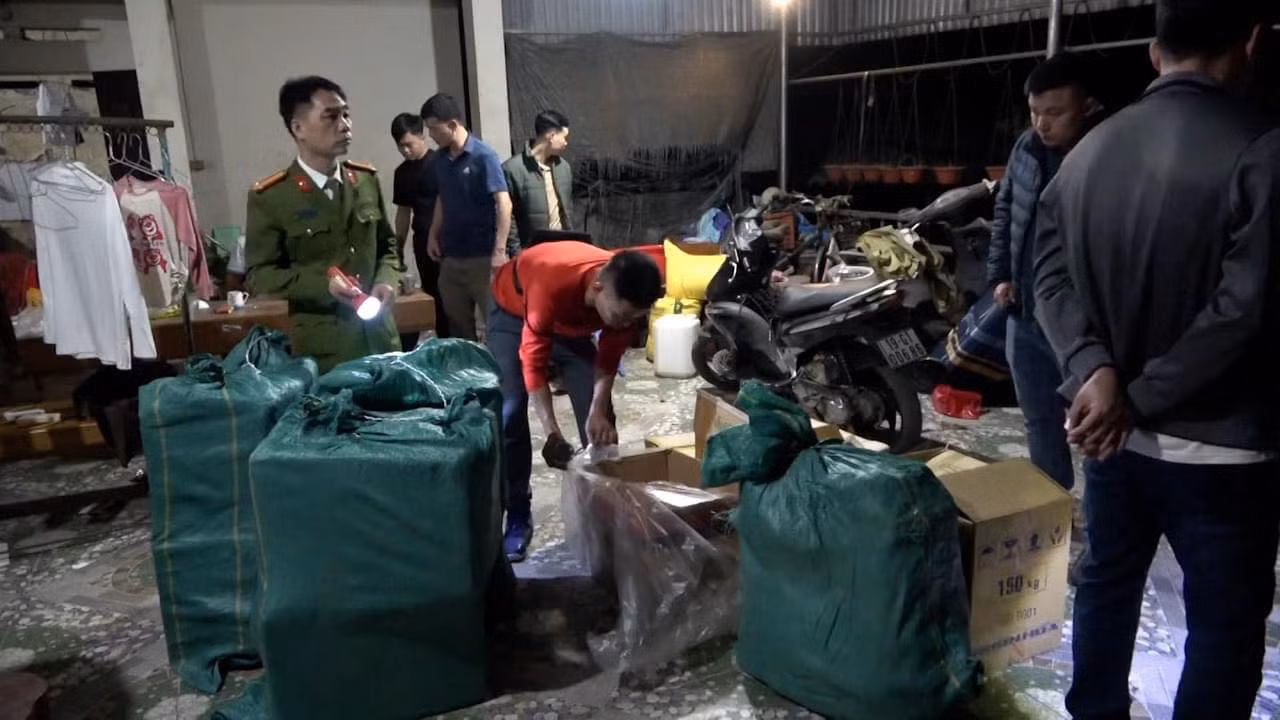 Cơ quan Công an khám xét nơi ở của 1 đối tượng trong đường dây mua, bán, vận chuyển pháo trái phép. Cơ quan Công an khám xét nơi ở của 1 đối tượng trong đường dây mua, bán, vận chuyển pháo trái phép.