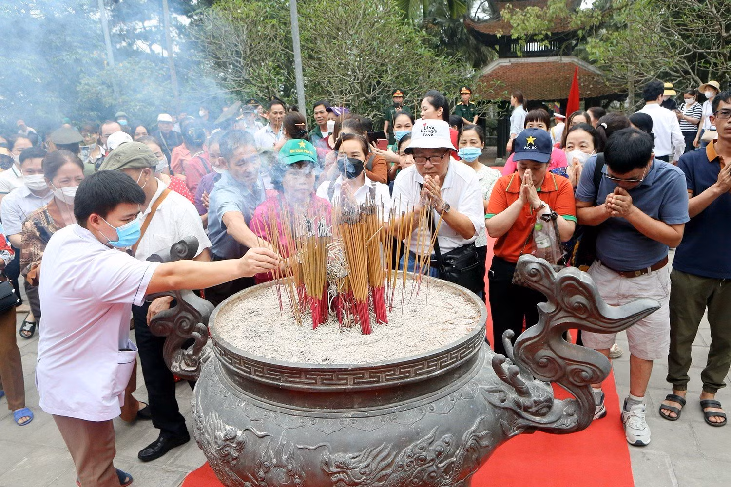 Đông đảo người dân và du khách thắp hương tưởng nhớ công lao của Đức Quốc Tổ Lạc Long Quân và Tổ Mẫu Âu Cơ. Đông đảo người dân và du khách thắp hương tưởng nhớ công lao của Đức Quốc Tổ Lạc Long Quân và Tổ Mẫu Âu Cơ.