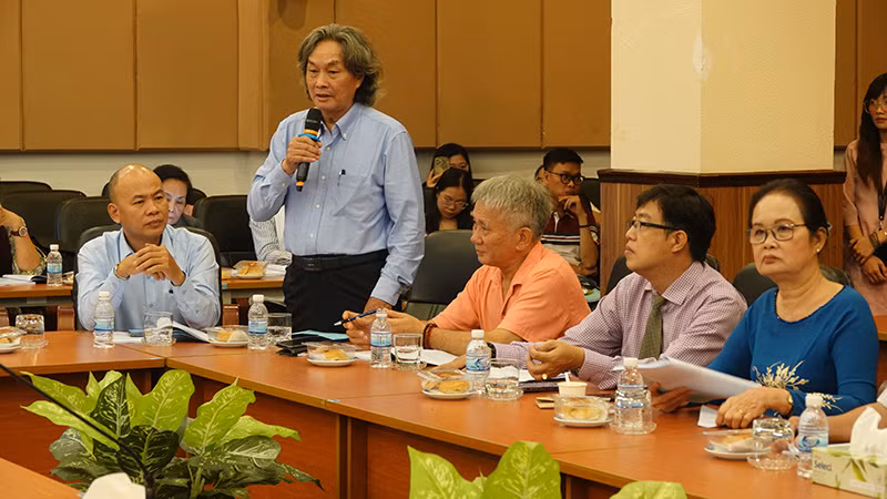 Giáo sư, Tiến sĩ Nguyễn Xuân Tiên, Chủ tịch Hội Mỹ thuật Thành phố Hồ Chí Minh phát biểu.