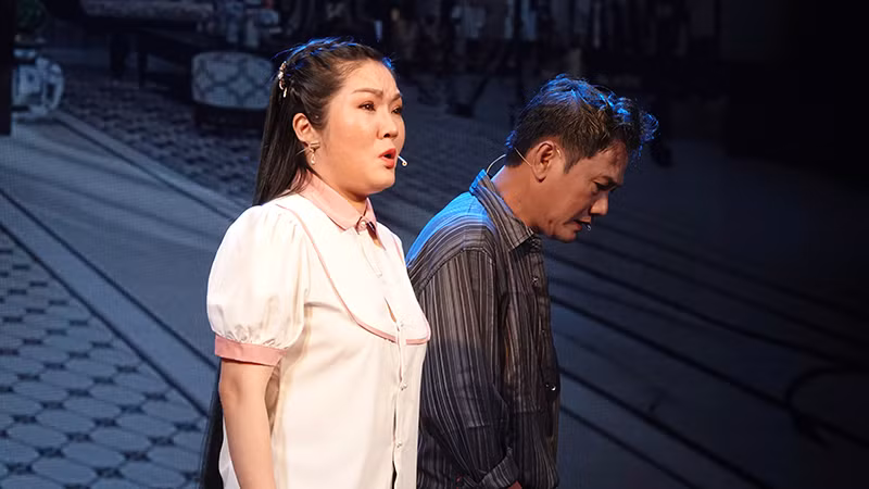Lành, vợ Viễn (Kim Thùy), đau khổ khi phát hiện ra chồng phản bội mình. Lành, vợ Viễn (Kim Thùy), đau khổ khi phát hiện ra chồng phản bội mình.