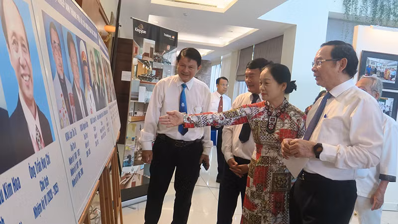 Đồng chí Nguyễn Văn Nên, Ủy viên Bộ Chính trị, Bí thư Thành ủy Thành phố Hồ Chí Minh tham quan triển lãm.