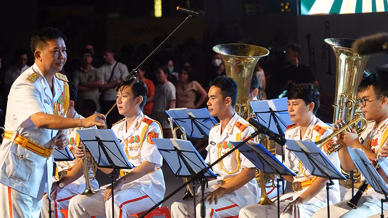 Phần biểu diễn nhạc kèn của đơn vị Quân khu 7. Phần biểu diễn nhạc kèn của đơn vị Quân khu 7.
