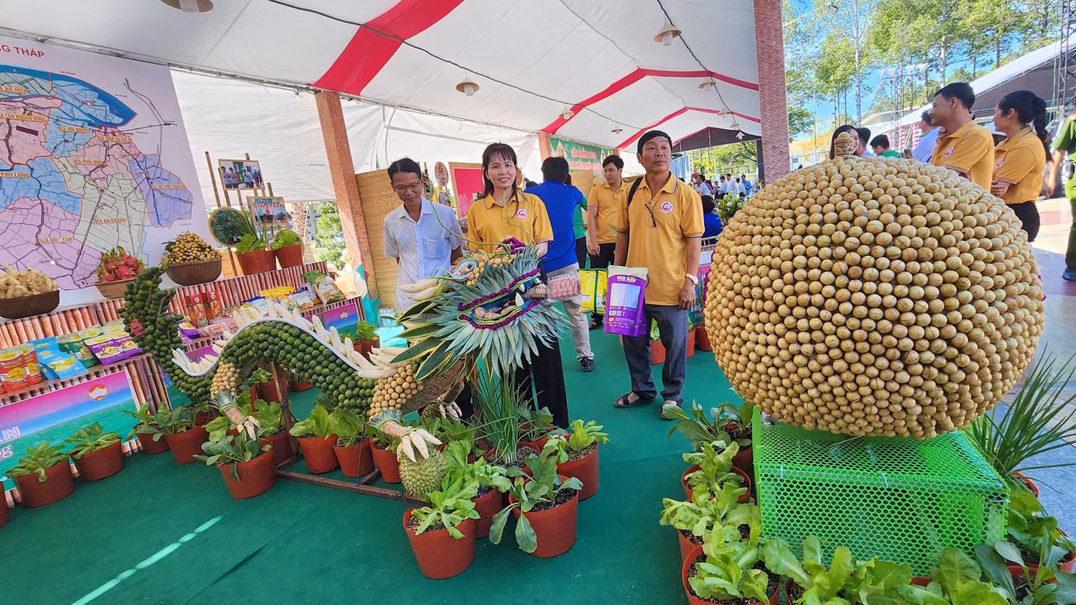 Một gian hàng trang trí khá bắt mắt của huyện Châu Thành, nơi có đặc sản nhãn Châu Thành với hương vị thơm lừng. Đây cũng là địa phương có hội quán đầu tiên trong tỉnh Đồng Tháp.