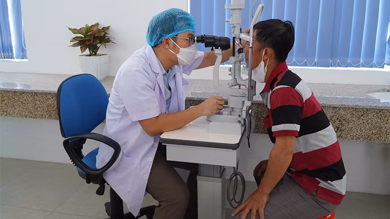 Người dân đến khám mắt tại Bệnh viện Đa khoa Đồng Tháp. (Ảnh: HỮU NGHĨA)