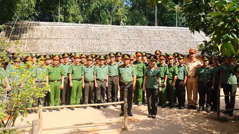 Đoàn Công an tỉnh Đồng Tháp tham quan Khu di tích lịch sử văn hóa Kim Liên ở tỉnh Nghệ An. Đoàn Công an tỉnh Đồng Tháp tham quan Khu di tích lịch sử văn hóa Kim Liên ở tỉnh Nghệ An.
