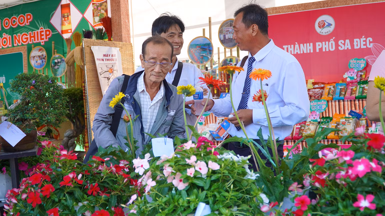 Hoa Sa Đéc khoe sắc tại ngày hội. (Ảnh: HỮU NGHĨA)