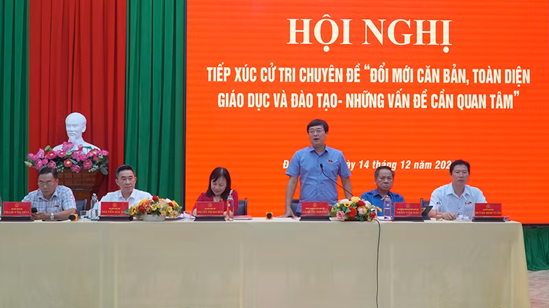 Bí thư Tỉnh ủy, Trưởng Đoàn đại biểu Quốc hội tỉnh Đồng Tháp Lê Quốc Phong phát biểu tại buổi tiếp xúc cử tri. (Ảnh: HỮU NGHĨA)