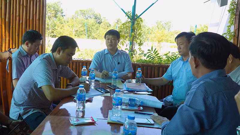 Bí thư Tỉnh ủy Đồng Tháp Lê Quốc Phong làm việc với Vườn Quốc gia Tràm Chim và các sở, ngành liên quan trong chuyến khảo sát. (Ảnh: HỮU NGHĨA) Bí thư Tỉnh ủy Đồng Tháp Lê Quốc Phong làm việc với Vườn Quốc gia Tràm Chim và các sở, ngành liên quan trong chuyến khảo sát. (Ảnh: HỮU NGHĨA)